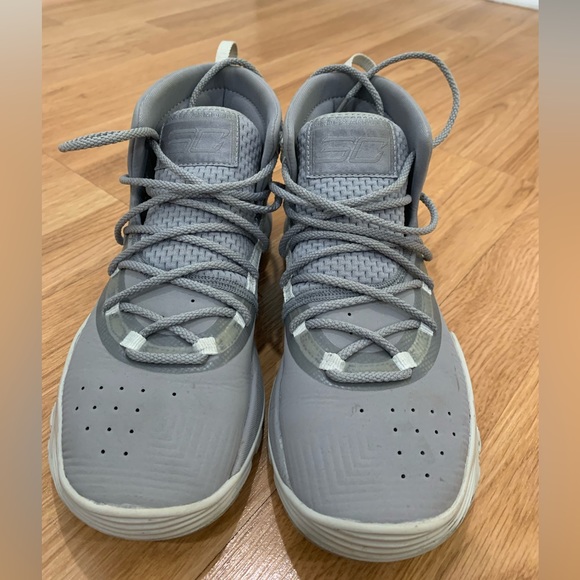 Under Armour Basketball Shoes Size 5.5 (Good Ankle Support) - Picture 2 of 4